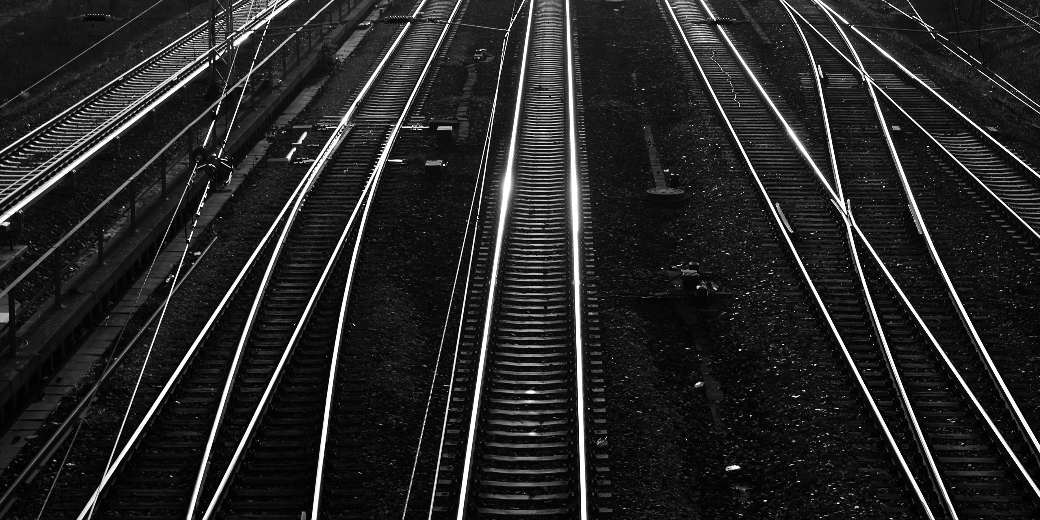 Intersecting rail tracks